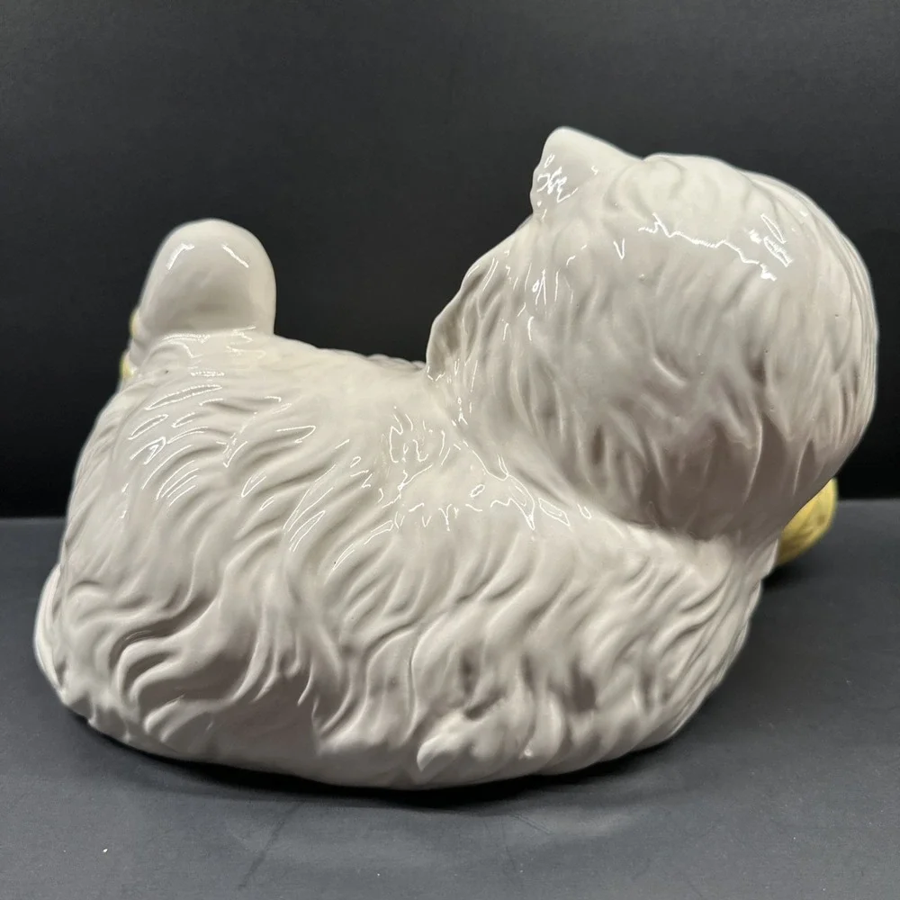 VTG Ceramic White Persian Cat Figure Statue Long Haired Play Yellow Yarn (read)